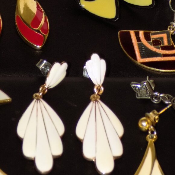 Lot 16 Pairs Vintage Earrings. Trifari Monet Napier Richelieu Marvella Pizazz.. - Picture 3 of 8